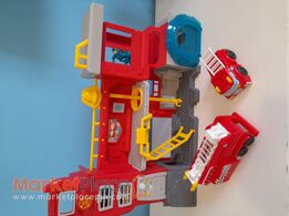 FIRESTATION WITH SOUNDS AND VEHICLES INCLUDED.