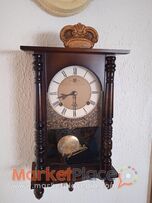 Παλαιό ξύλινο μηχανικό ρολόι τοίχου εκκρεμές.