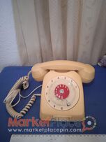 Παλαιό τηλέφωνο σε μπεζ χρώμα.